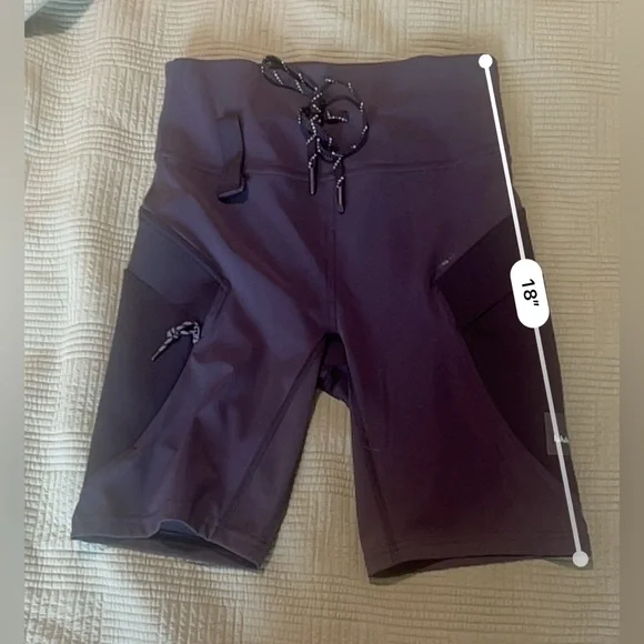 Lululemon Cargo Super-high-rise hiking short 8” (Black)
Size 6 - Picture 16 of 16